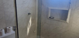 Linda casa de 2 andares com piscina no Porto Novo