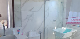 Linda casa de 2 andares com piscina no Porto Novo