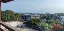 Casa duplex estilo colonial, no Porto da Roça