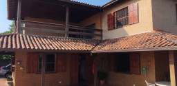 Casa duplex estilo colonial, no Porto da Roça