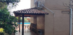 Casa duplex estilo colonial, no Porto da Roça