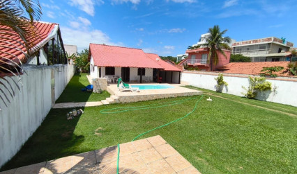 Casa independente na quadra da praia, em Itaúna