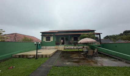 Excelente casa a poucos metros da praia, no Boqueirão