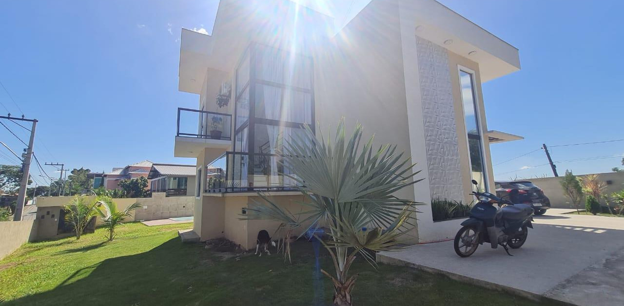 Linda casa de 2 andares com piscina no Porto Novo