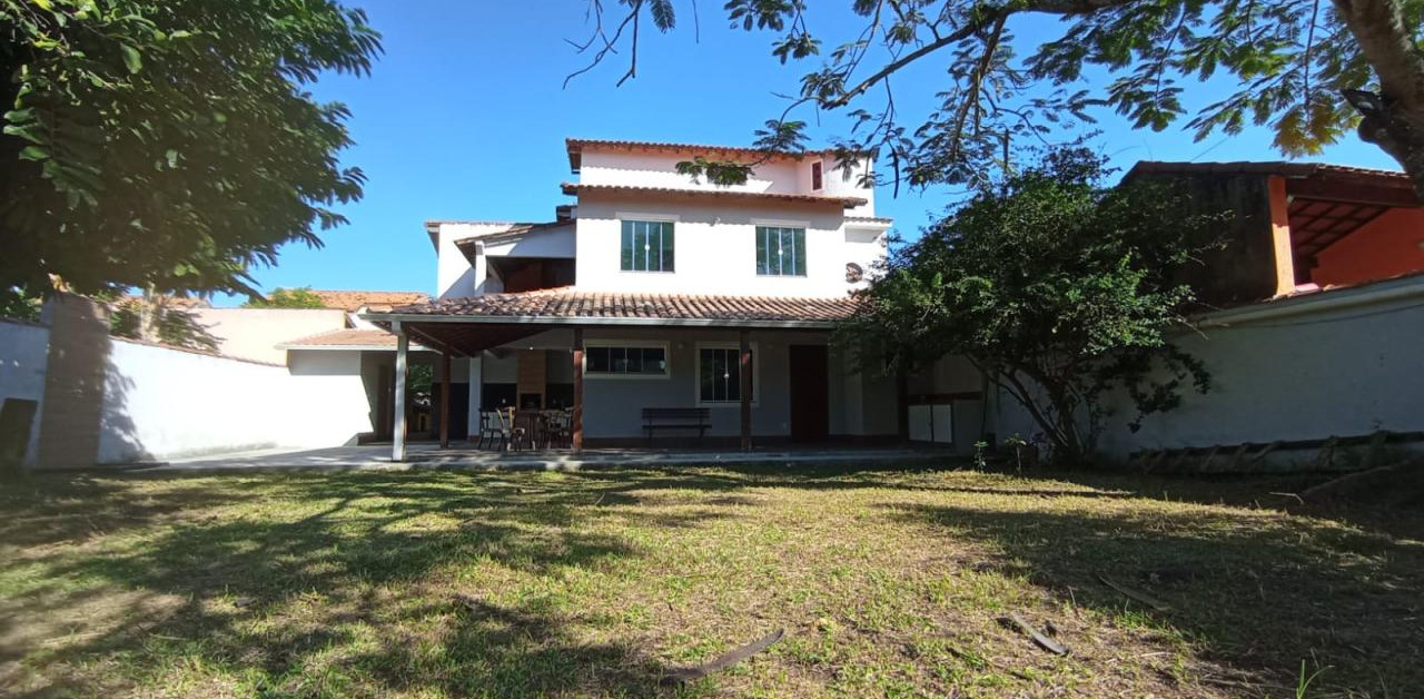 Excelente casa com 3 pavimentos no Boqueirão