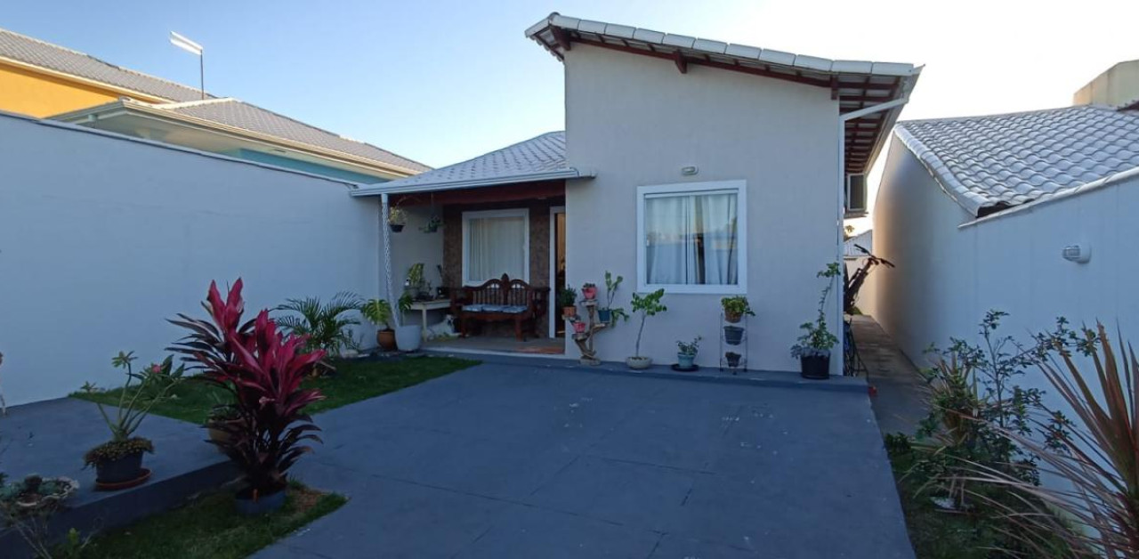 Linda casa muito nova, no Porto da Roça