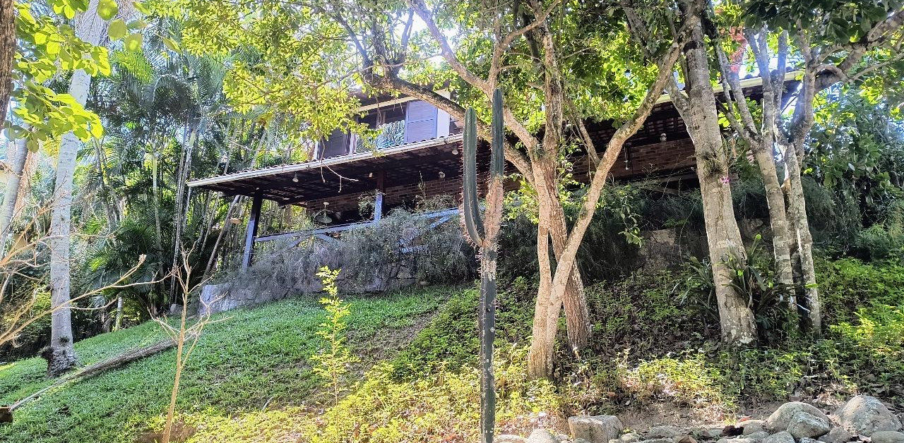 Ótima Casa Mobiliada em Condomínio, no Morro da Cruz