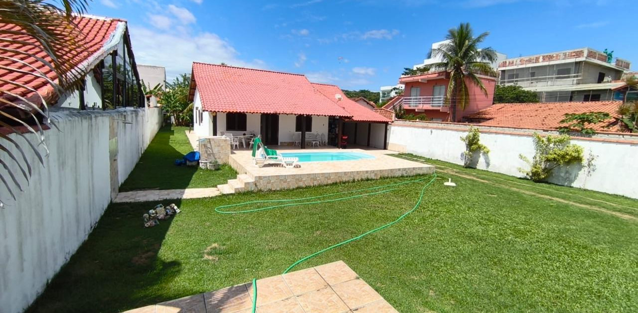 Casa independente na quadra da praia, em Itaúna