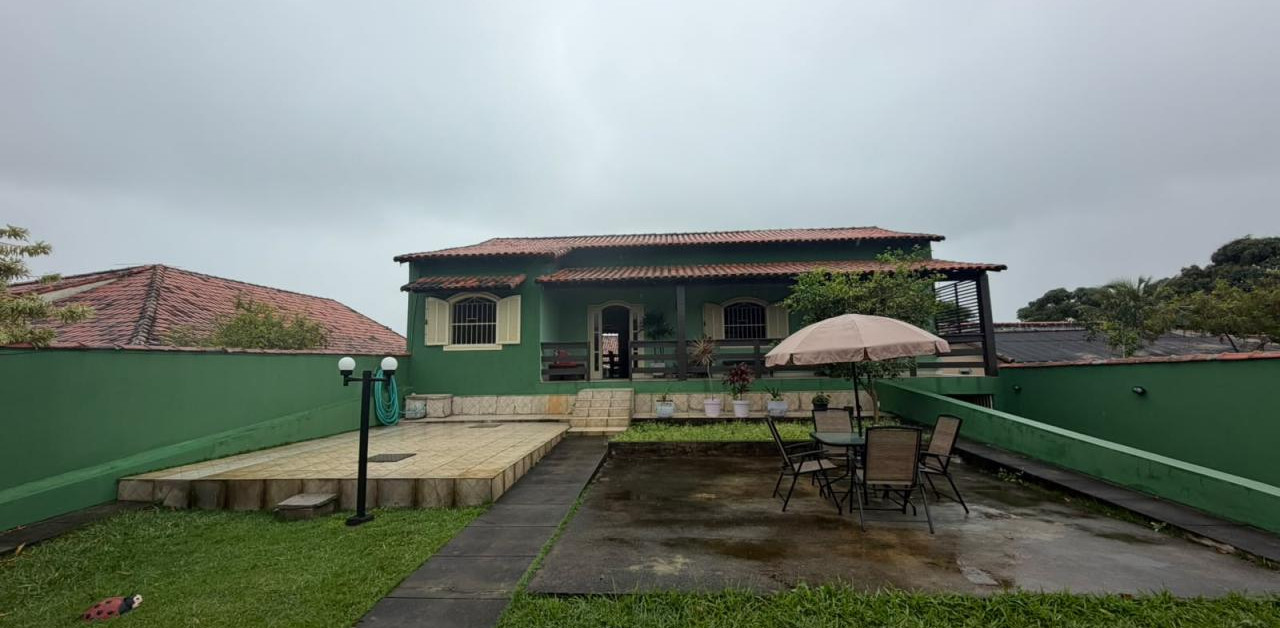 Excelente casa a poucos metros da praia, no Boqueirão